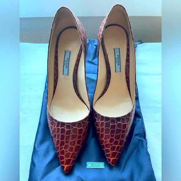 Prada Heels
Size 7.5
Brown pattern - Picture 1 of 6